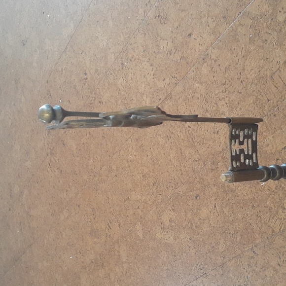 Vintage brass candlestick with butterfly reflector. - Picture 8 of 16